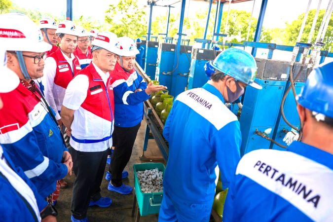 Gubernur Jateng Lutfhi saat melakukan pengecekan Gas Elpiji Stasiun Pengisian dan Pengangkutan Bulk Elpiji (SPPBE) Wijaya Sarana Grasindo di Kabupaten Karanganyar, Rabu (8/4/2026)